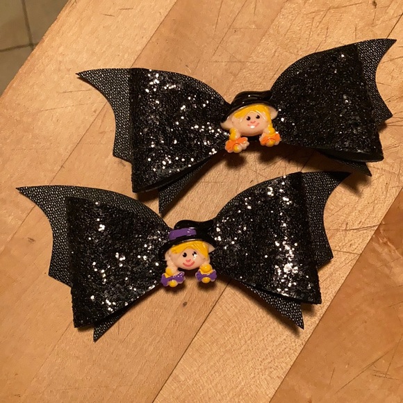 3/$25⚜️Black Sparkle Witch Bow Hair Clips! - Picture 1 of 3